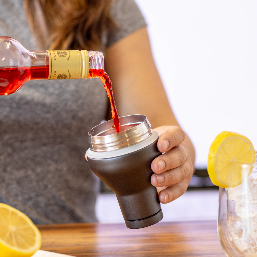 cocktail-shaker-lid-i5 Cocktail_Shaker_lifestyle_2_b714e13d-dd84-4844-956f-11cddc294041.png